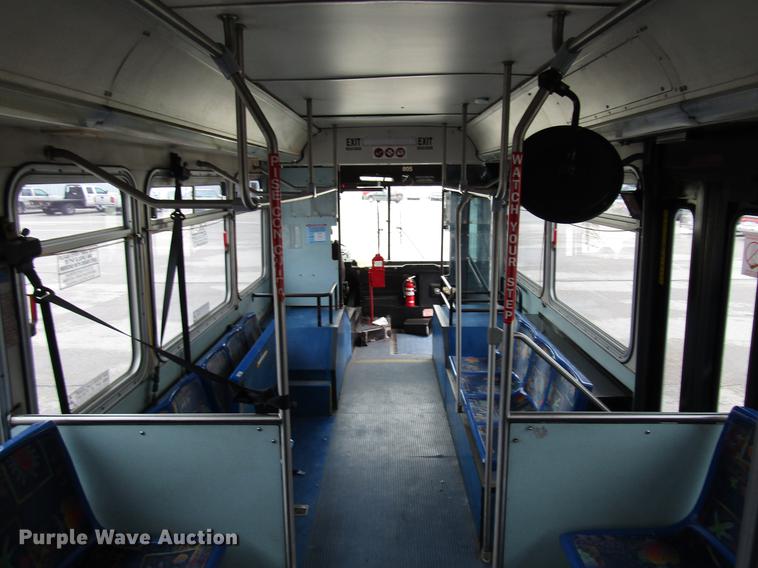 image for item DF7843 2001 Gillig G18E102R2 shuttle bus