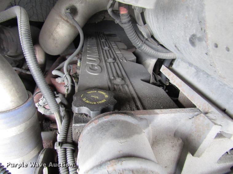 image for item DF7843 2001 Gillig G18E102R2 shuttle bus