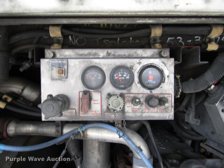 image for item DF7843 2001 Gillig G18E102R2 shuttle bus