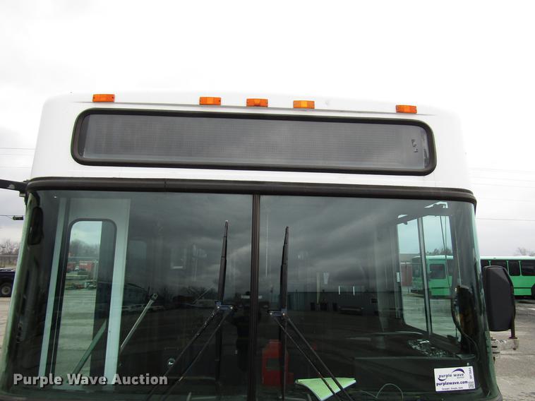 image for item DF7843 2001 Gillig G18E102R2 shuttle bus