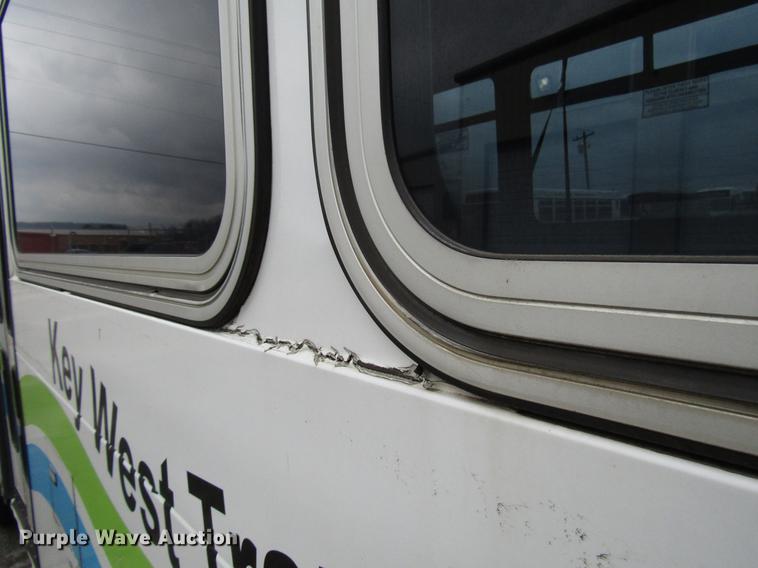 image for item DF7843 2001 Gillig G18E102R2 shuttle bus