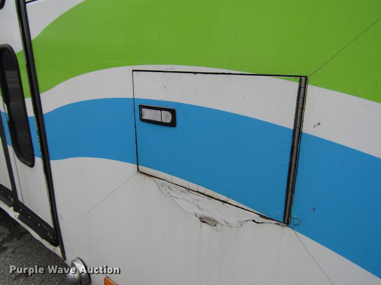 image for item DF7843 2001 Gillig G18E102R2 shuttle bus