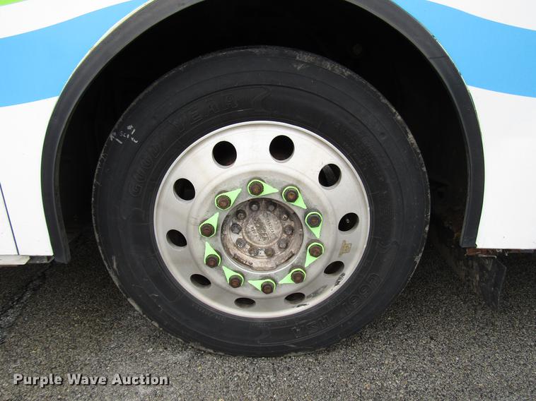 image for item DF7843 2001 Gillig G18E102R2 shuttle bus