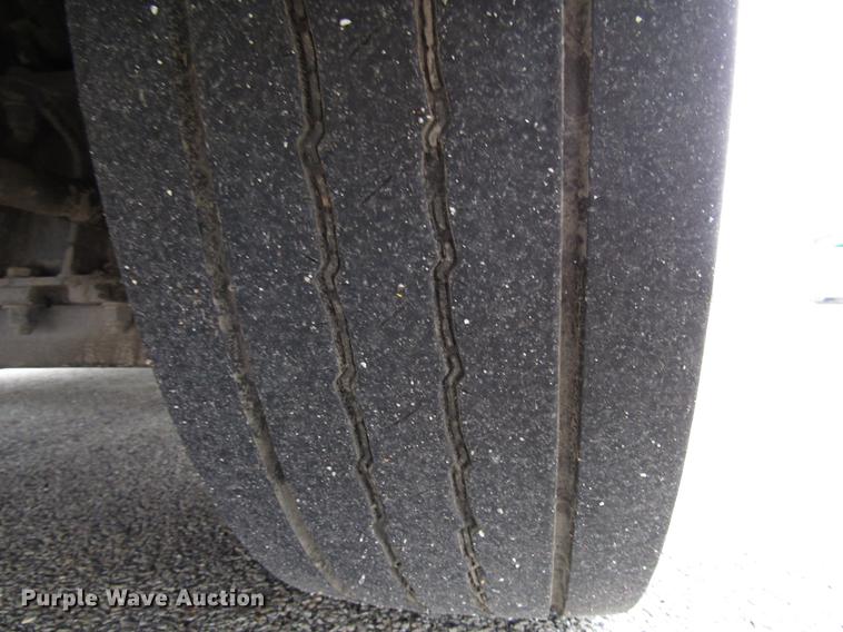 image for item DF7843 2001 Gillig G18E102R2 shuttle bus