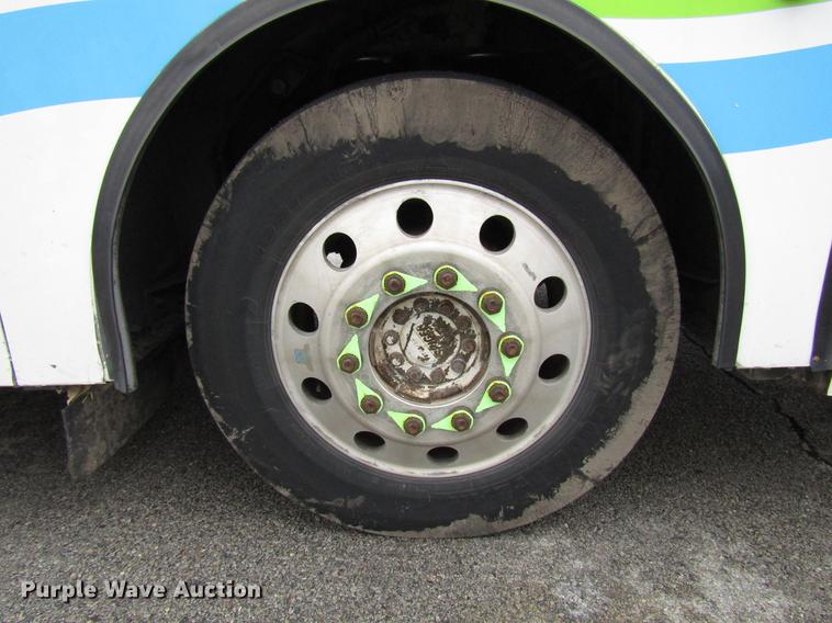 image for item DF7843 2001 Gillig G18E102R2 shuttle bus