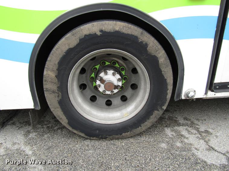 image for item DF7843 2001 Gillig G18E102R2 shuttle bus