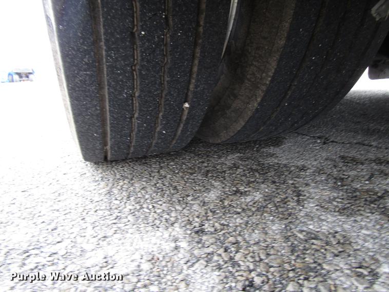 image for item DF7843 2001 Gillig G18E102R2 shuttle bus