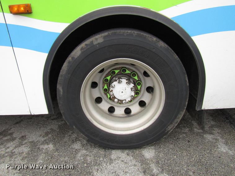 image for item DF7843 2001 Gillig G18E102R2 shuttle bus