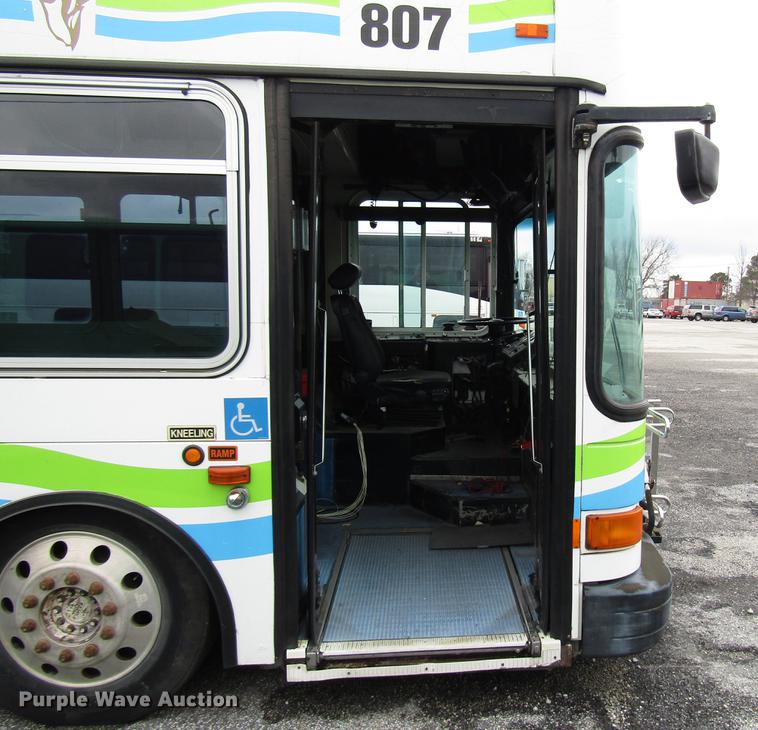image for item DF7845 2001 Gillig G18E102R2 shuttle bus