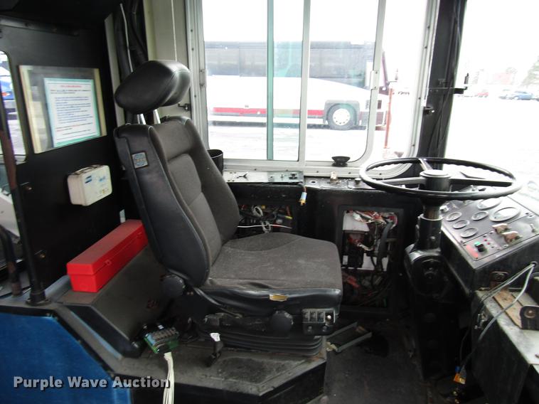 image for item DF7845 2001 Gillig G18E102R2 shuttle bus