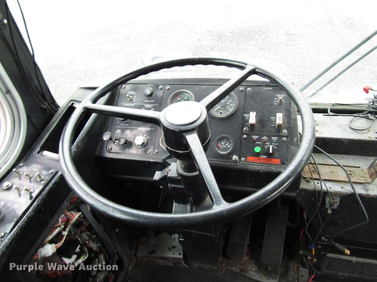 image for item DF7845 2001 Gillig G18E102R2 shuttle bus