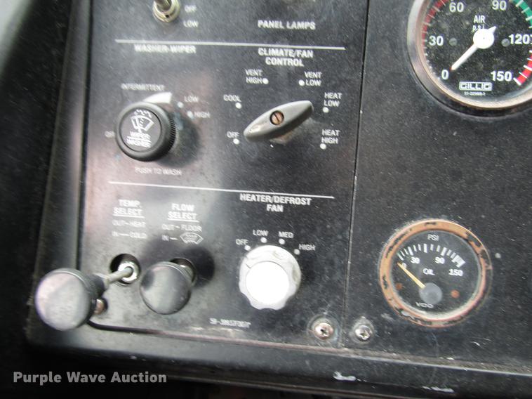 image for item DF7845 2001 Gillig G18E102R2 shuttle bus