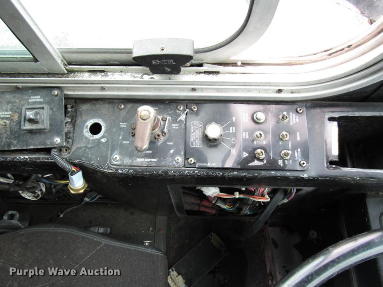 image for item DF7845 2001 Gillig G18E102R2 shuttle bus