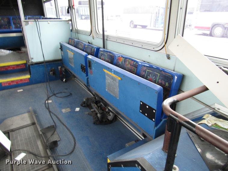 image for item DF7845 2001 Gillig G18E102R2 shuttle bus