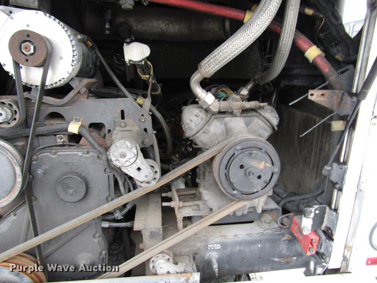 image for item DF7845 2001 Gillig G18E102R2 shuttle bus