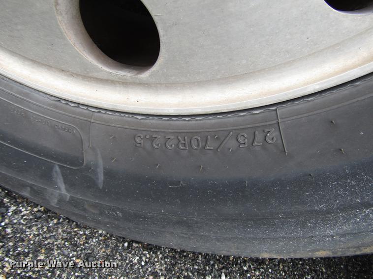 image for item DF7845 2001 Gillig G18E102R2 shuttle bus