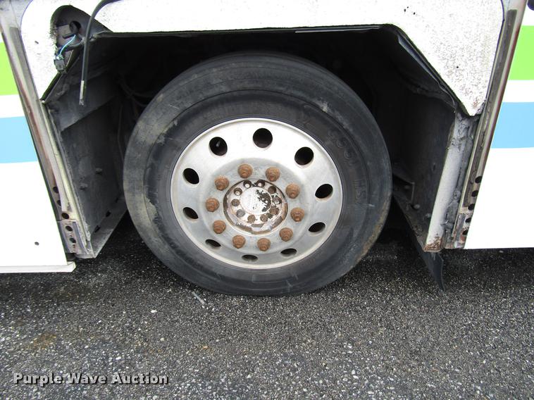 image for item DF7845 2001 Gillig G18E102R2 shuttle bus