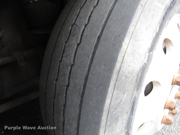 image for item DF7845 2001 Gillig G18E102R2 shuttle bus