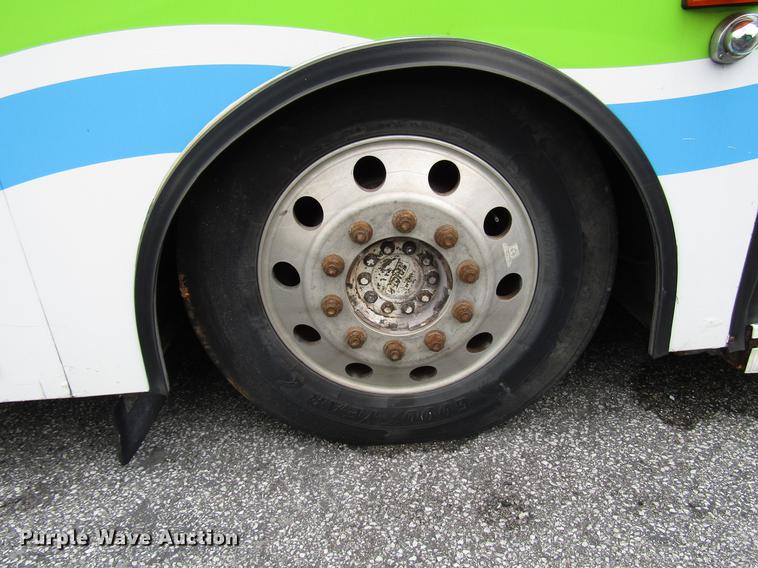 image for item DF7845 2001 Gillig G18E102R2 shuttle bus