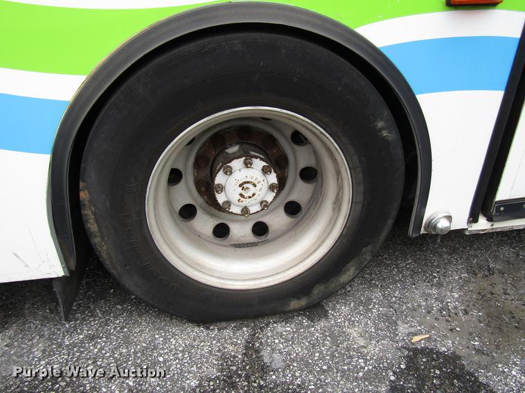 image for item DF7845 2001 Gillig G18E102R2 shuttle bus