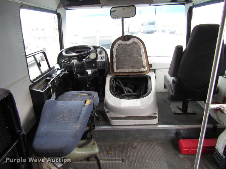 image for item DF7846 2005 Freightliner MB55 Champion shuttle bus