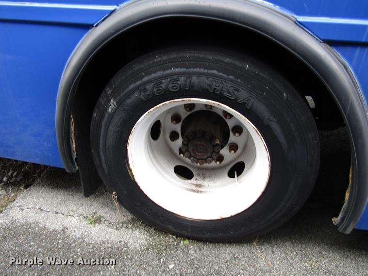 image for item DF7846 2005 Freightliner MB55 Champion shuttle bus