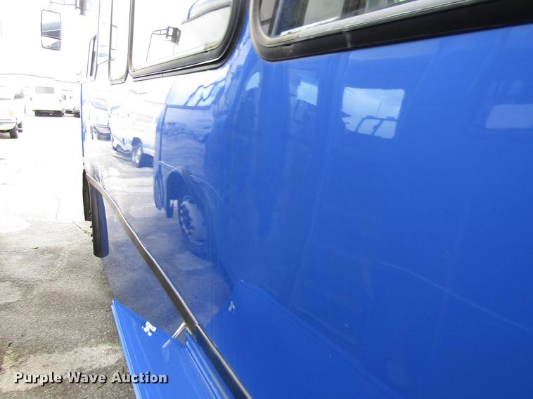 image for item DF7847 2005 Freightliner MB55 Champion shuttle bus