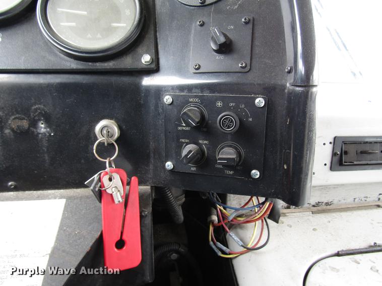 image for item DF7848 2005 Freightliner MB55 Champion shuttle bus