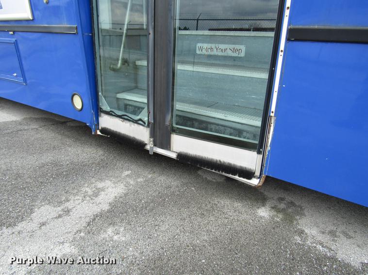 image for item DF7848 2005 Freightliner MB55 Champion shuttle bus