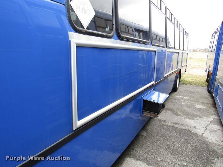 image for item DF7848 2005 Freightliner MB55 Champion shuttle bus