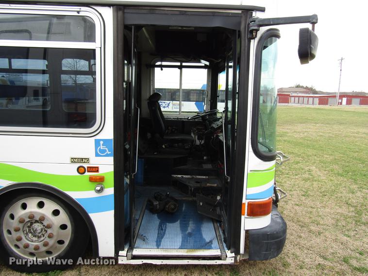 image for item DF7849 2001 Gillig G18E102R2 shuttle bus