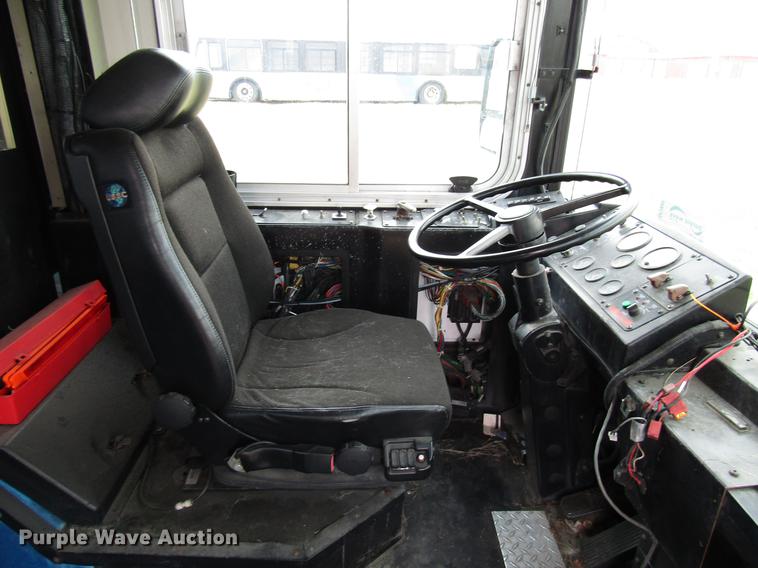 image for item DF7849 2001 Gillig G18E102R2 shuttle bus