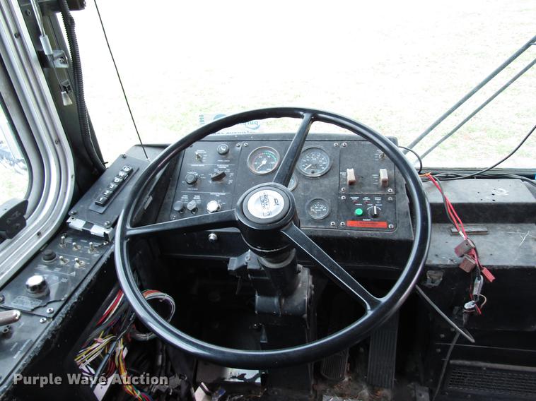 image for item DF7849 2001 Gillig G18E102R2 shuttle bus