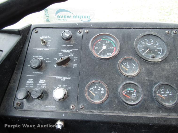 image for item DF7849 2001 Gillig G18E102R2 shuttle bus