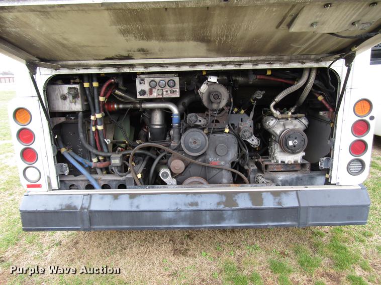 image for item DF7849 2001 Gillig G18E102R2 shuttle bus