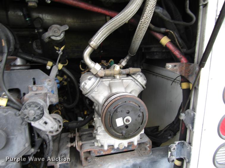 image for item DF7849 2001 Gillig G18E102R2 shuttle bus