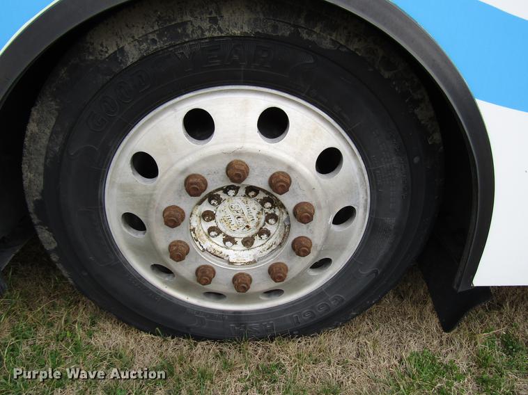 image for item DF7849 2001 Gillig G18E102R2 shuttle bus