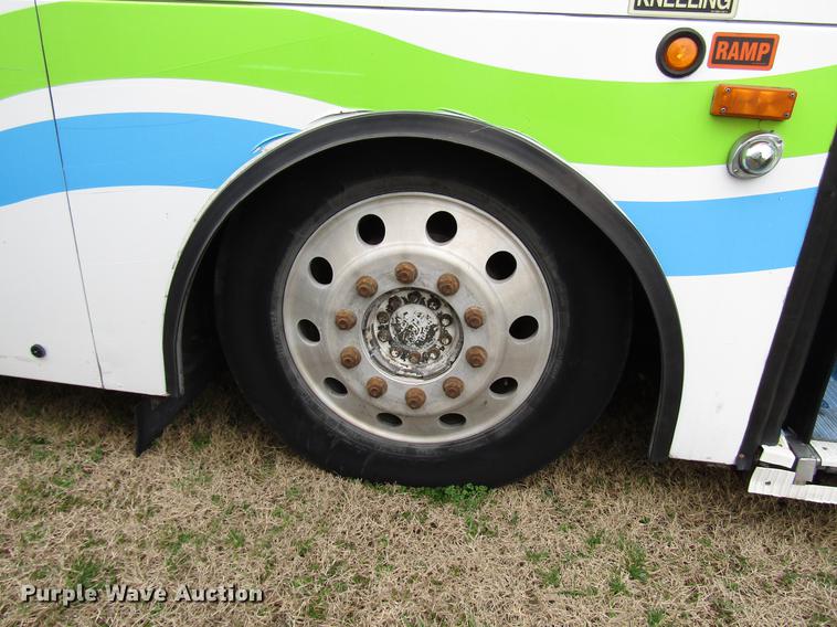 image for item DF7849 2001 Gillig G18E102R2 shuttle bus