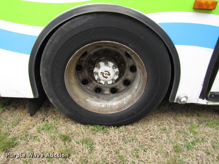 image for item DF7849 2001 Gillig G18E102R2 shuttle bus