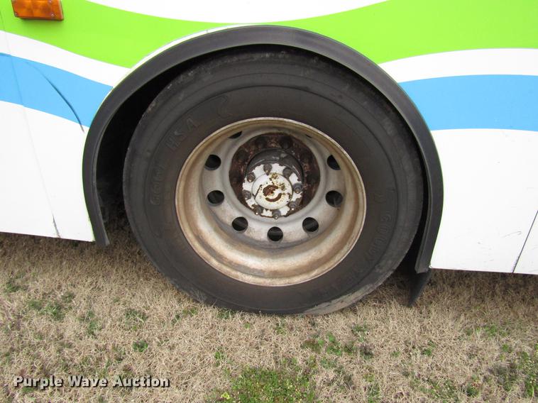 image for item DF7849 2001 Gillig G18E102R2 shuttle bus