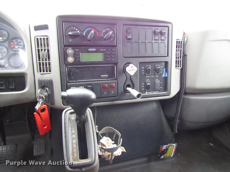 image for item DF7850 2008 International 3200 shuttle bus