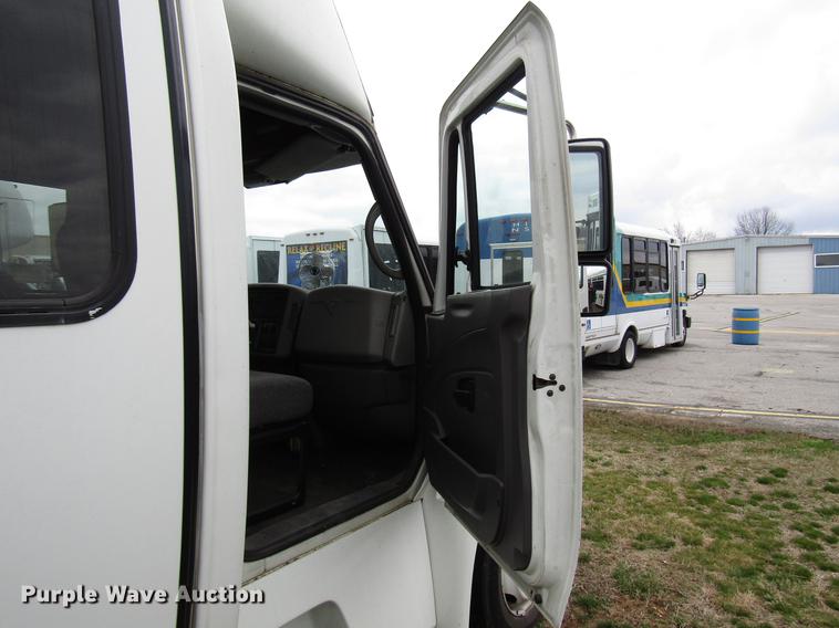 image for item DF7850 2008 International 3200 shuttle bus