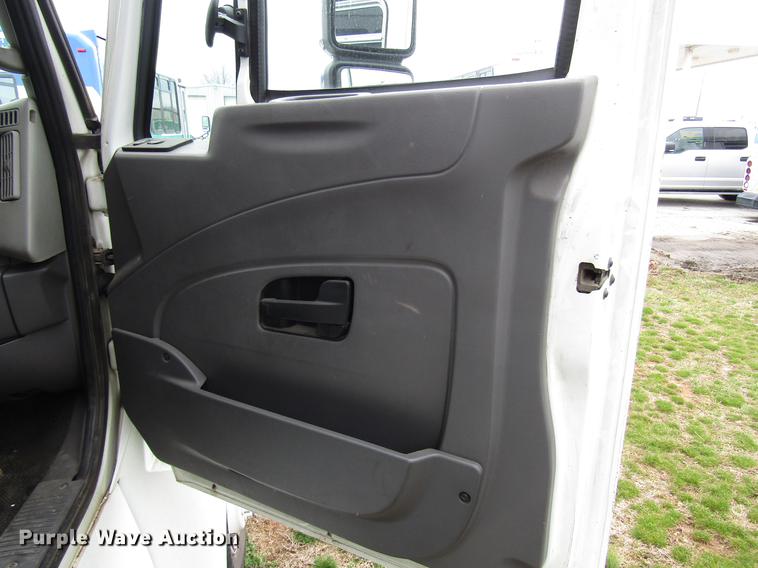 image for item DF7850 2008 International 3200 shuttle bus