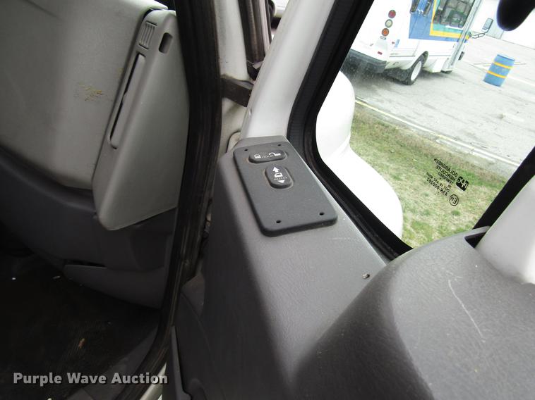 image for item DF7850 2008 International 3200 shuttle bus