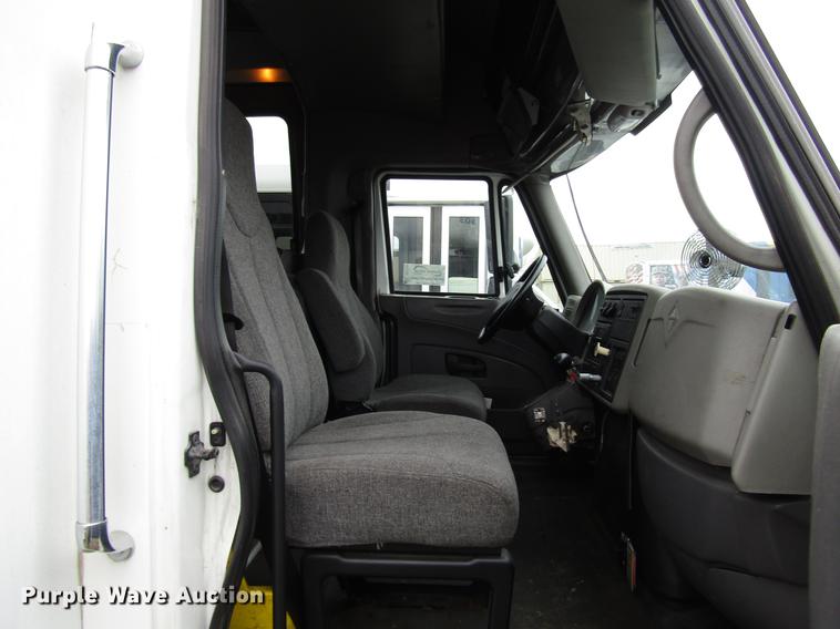 image for item DF7850 2008 International 3200 shuttle bus