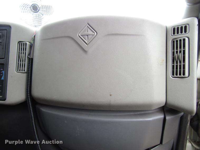 image for item DF7850 2008 International 3200 shuttle bus