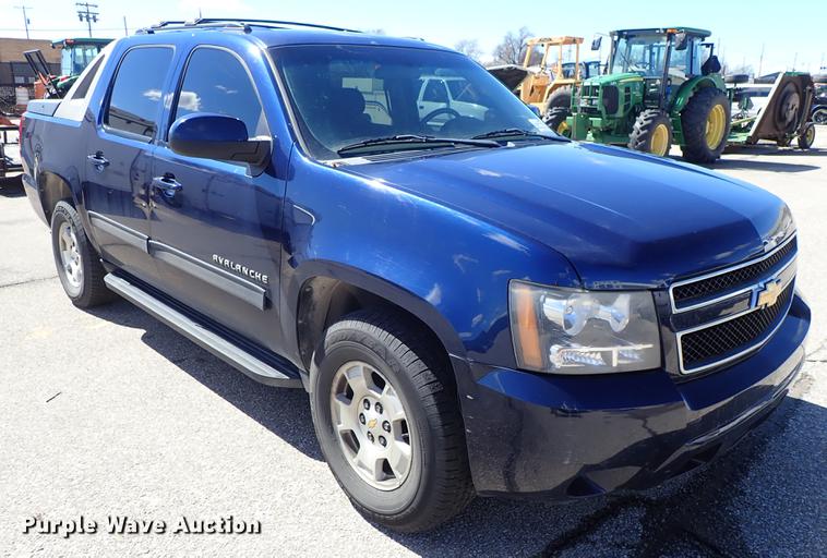 image for item DF8784 2011 Chevrolet Avalanche pickup truck