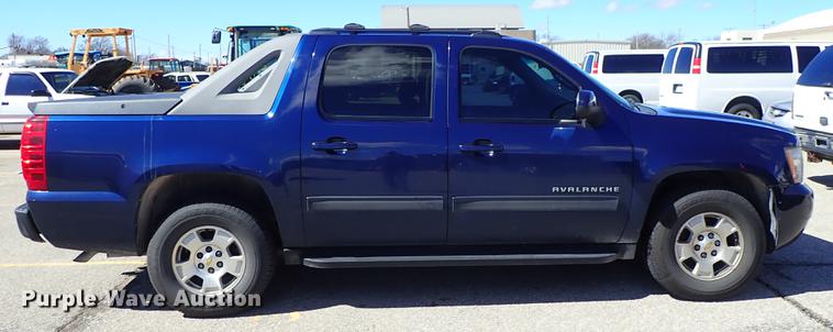 image for item DF8784 2011 Chevrolet Avalanche pickup truck