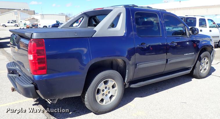 image for item DF8784 2011 Chevrolet Avalanche pickup truck
