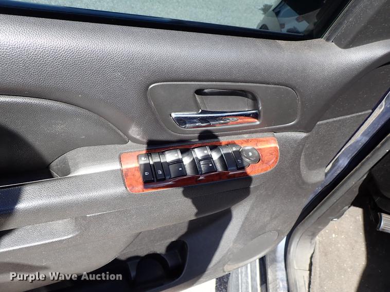 image for item DF8784 2011 Chevrolet Avalanche pickup truck